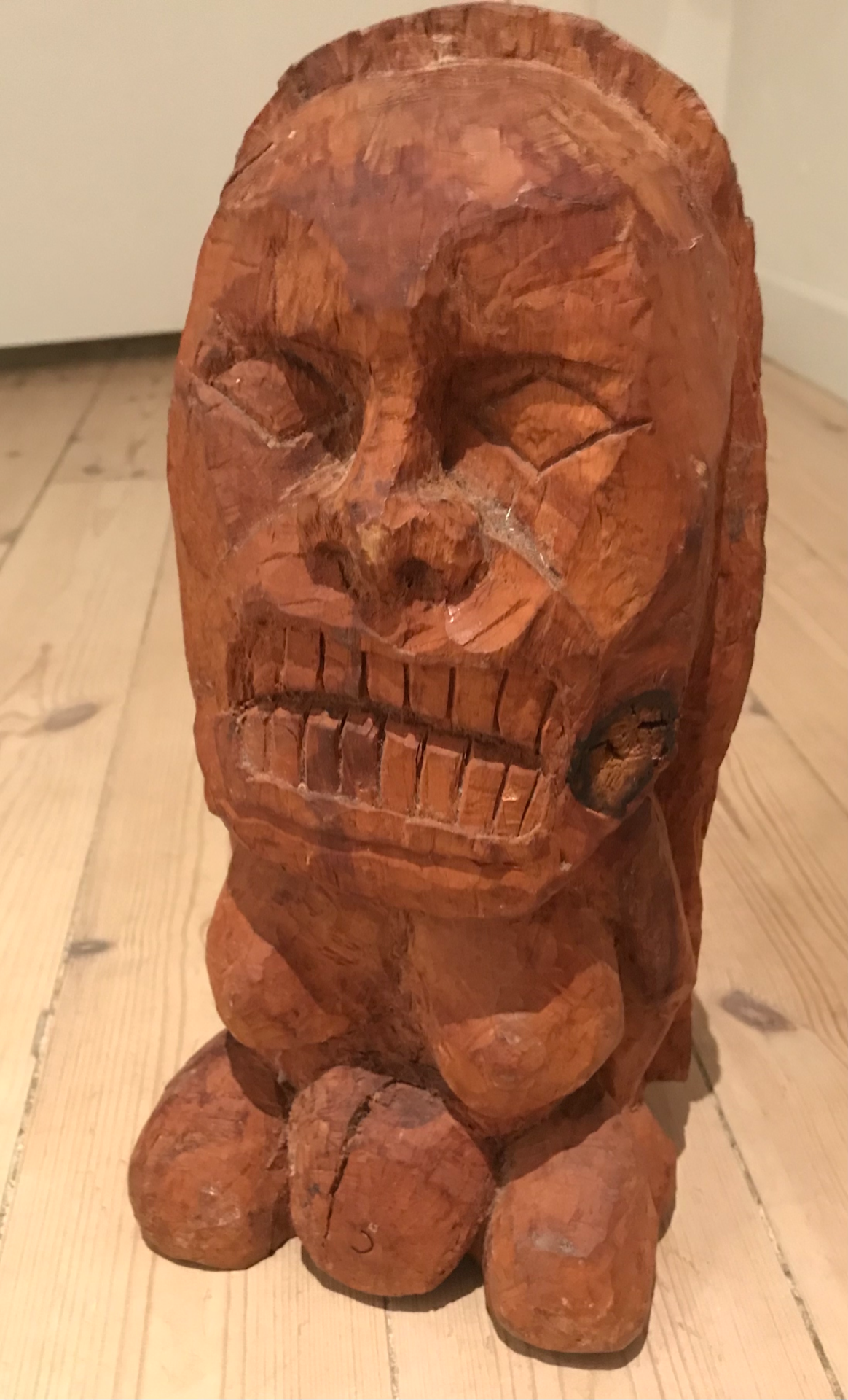 Inspireret af golden idol fra Indiana Jones film, hugget ud i pæretræ