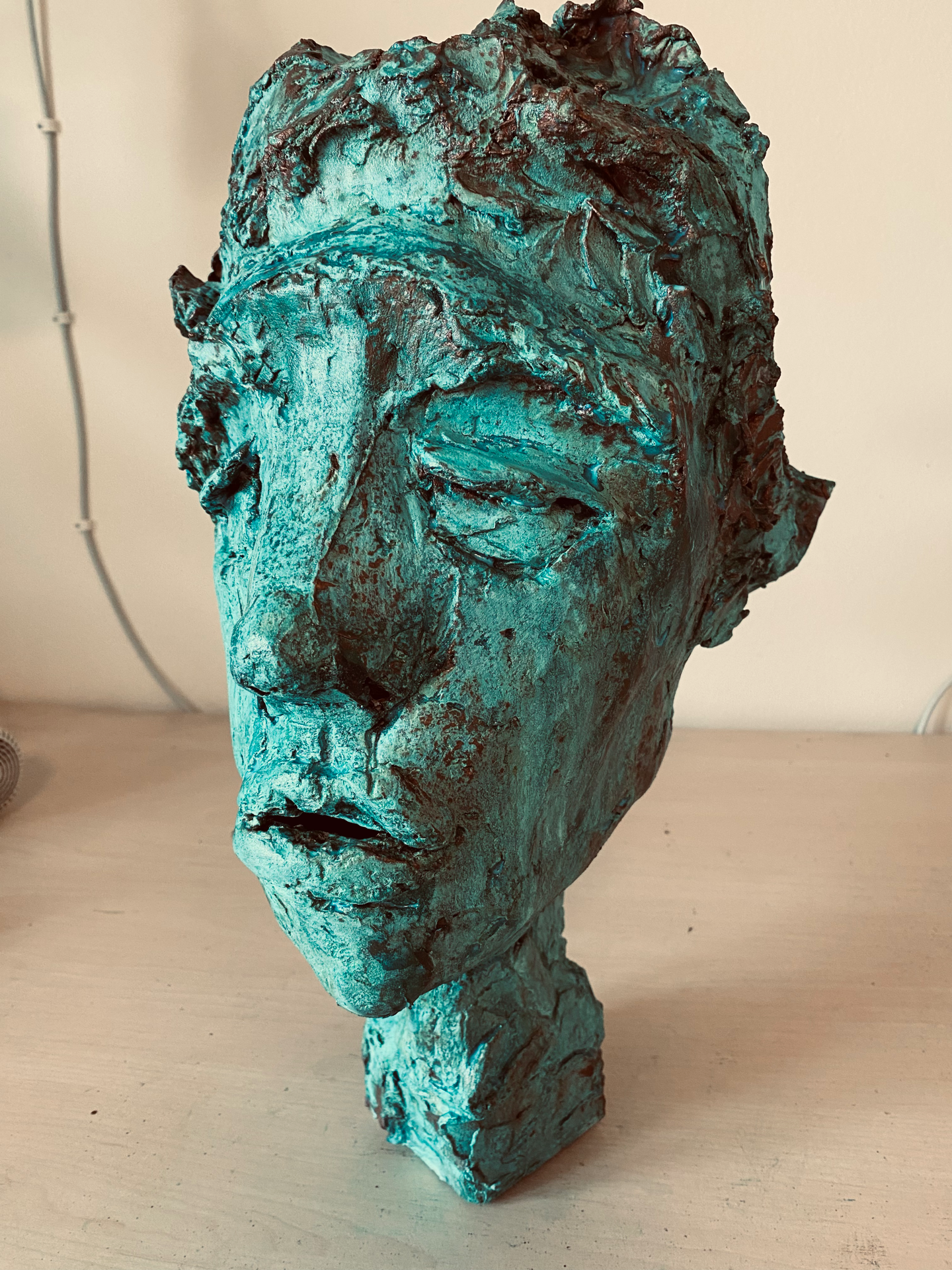 "Buste" Formbeton på pap med grøn oxidering 30 x 42 cm
